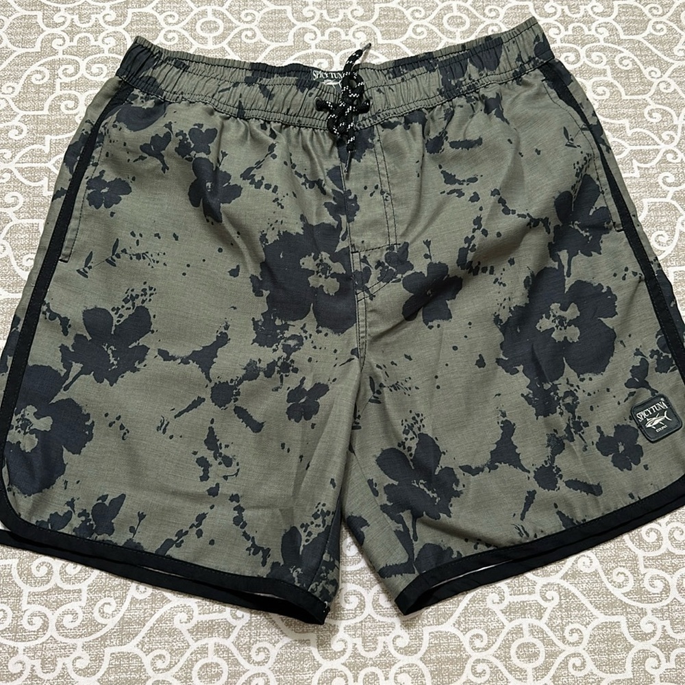 Men’s spicy tuna size, small camo shorts